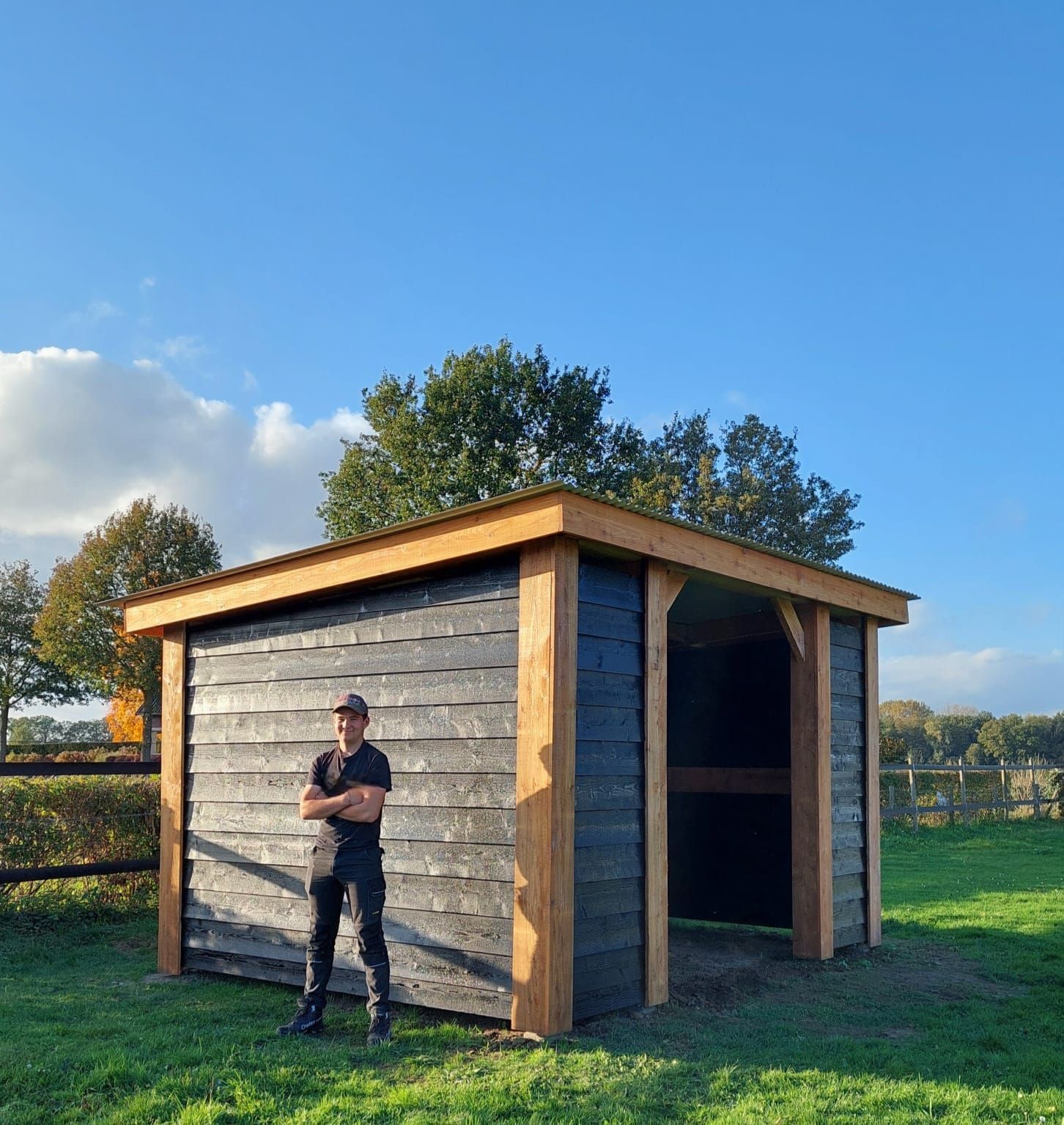 Stan Verwielen van SVwoodworks voor een houten stal met donkere wanden