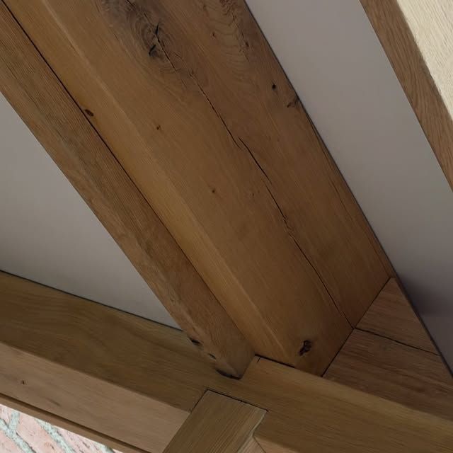 Close-up van een verbinding tussen eiken balken